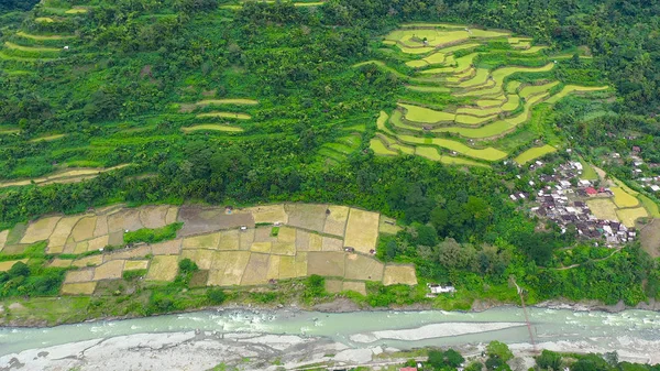 Falu és folyó egy hegyszorosban, felülnézetből. Tájkép, falvak a hegyekben. Rizsterasz a Cordillera hegységben, Luzon, Fülöp-szigetek — Stock Fotó