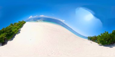 Palmiye ağaçları olan tropik plaj, 360 VR..