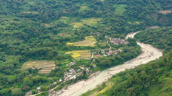 Деревня и река в горном ущелье, вид сверху. Пейзаж, деревни в горах. Рисовая терраса в горах Кордильеры, Лусон, Филиппины — стоковое фото