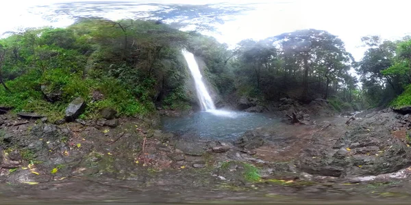 Schöner tropischer Wasserfall, Philippinen. 360VR — Stockfoto