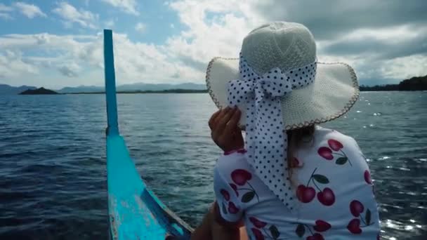 Девушка в шляпе на лодке. — стоковое видео