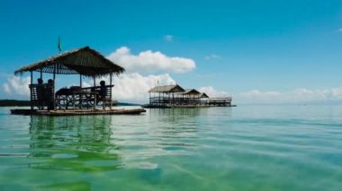 Havada süzülen kasıkları olan bir göl, üst manzara. Caramoan Adaları 'nda yüzen Manlawi Kum Çubuğu.