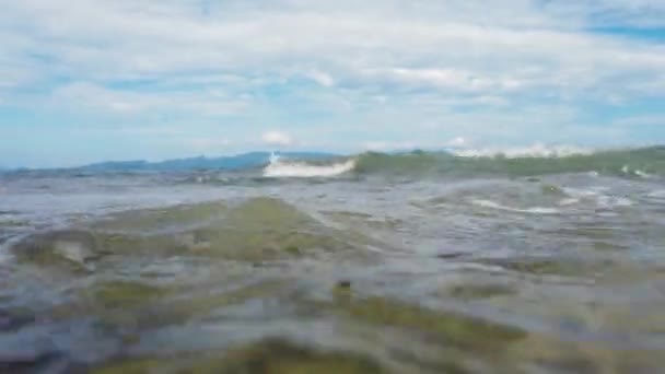 Zee surfen en golven. Tropisch landschap — Stockvideo