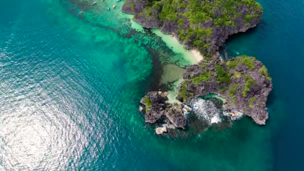 Скелястий острів з білим піщаним пляжем. Карамоські острови, Матукад (Філіппіни).. — стокове відео