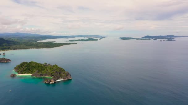 Îles Caramoan, Camarines Sur, Matukad. Philippines. Île tropicale avec une plage de sable blanc. — Video