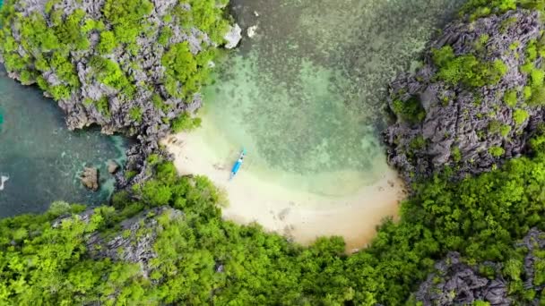 Pequeña laguna con playa de arena, vista desde arriba. Islas Caramoanas, Filipinas . — Vídeo de stock