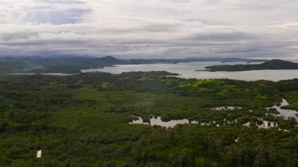 Tropiska öar under solnedgången, flygdrönare. Caramoanöarna, Filippinerna. — Stockvideo