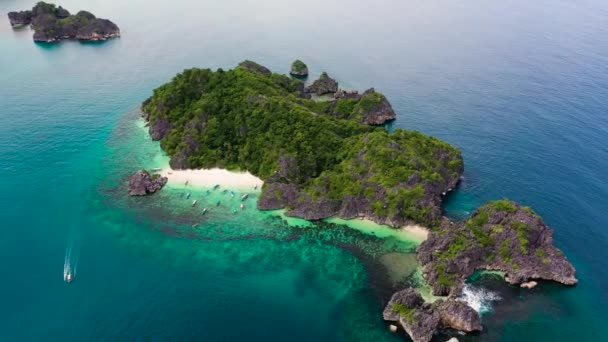 Ilha rochosa com uma praia de areia branca. Ilhas Caramoas, Camarines Sur, Matukad. Filipinas . — Vídeo de Stock
