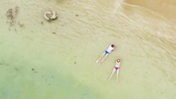 Туристи відпочивають на піщаному пляжі, вид зверху . — стокове відео