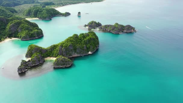 Ilhas Caramoas, Filipinas. Ilha tropical com uma praia de areia branca . — Vídeo de Stock