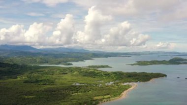 Sabahın erken saatlerinde adalı deniz burnu, hava aracı. Caramoan Adaları, Filipinler.