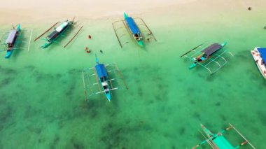 Caramoan Adaları, Camarines Sur, Matukad. Filipinler. Sahilde tekneler ve turistler.