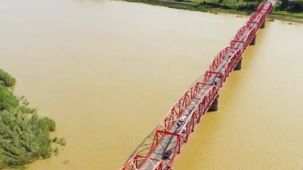 Auto 's rijden op de brug. Brede rivier op het eiland Luzon, Filippijnen, uitzicht op de lucht. — Stockvideo