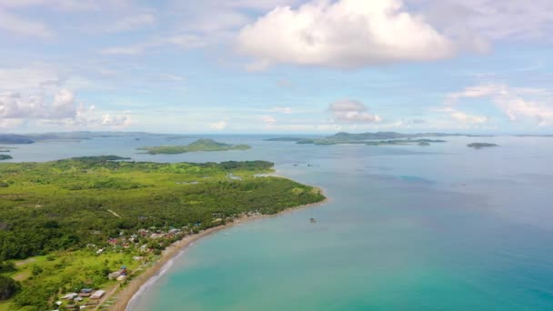 Havslandskap med öar tidigt på morgonen, flygdrönare. Caramoanöarna, Filippinerna. — Stockvideo
