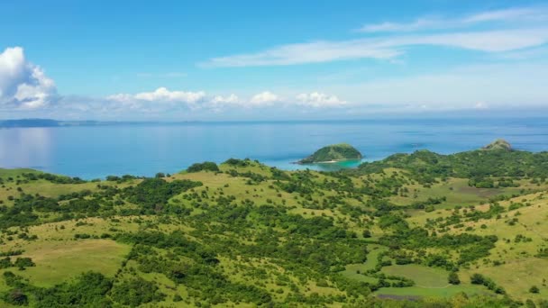 Paisagem tropical, vista de cima. Grande ilha tropical com colinas verdes. — Vídeo de Stock