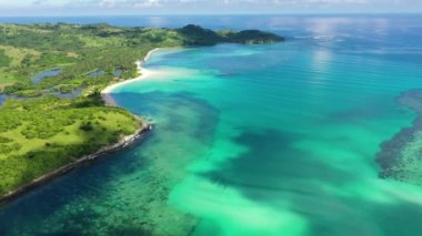Turkuaz bir gölü ve kumsalı olan tropikal bir ada. Caramoan Adaları, Filipinler.
