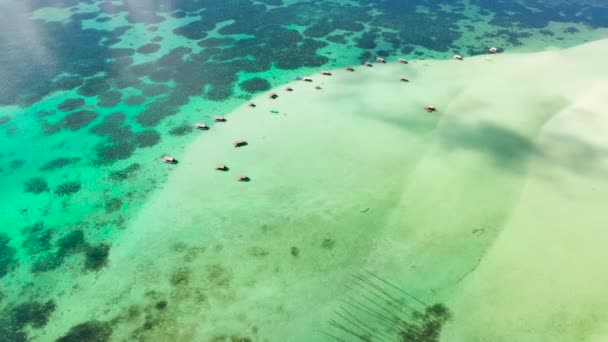 Manlawi Sandbar cabañas flotantes en Islas Caramoanas. — Vídeo de stock