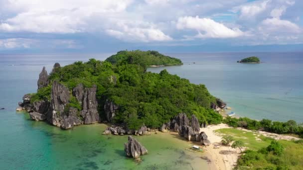Naturlandskap: Sandstrand med kristallklart hav. Klippor och tropisk strand i Caramoan Island, Filippinerna, Asien. Sabitang Laya — Stockvideo