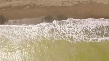 Volkanik kumu olan kumsal, üst manzara..