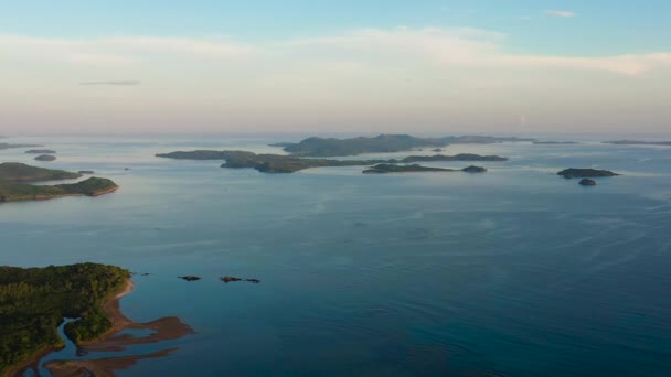 Seascape s ostrovy brzy ráno, letecký pohled. — Stock video