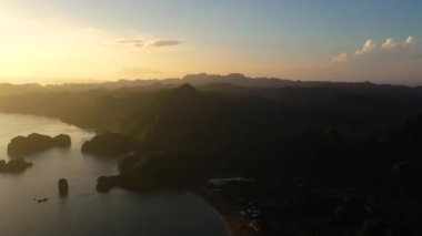 Deniz Burnu, sabah adaların üzerinde. Tropik adaların üzerinde gün doğumu.