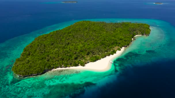 Atolón con una hermosa isla, vista aérea. Playa de arena blanca y mar azul. Isla Mahaba, Filipinas. — Vídeos de Stock