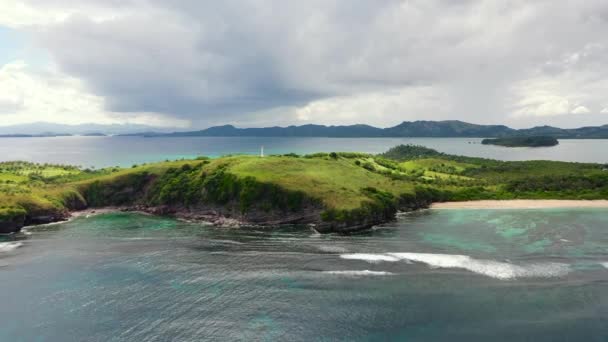 Latarnia morska na tropikalnej wyspie, widok z góry. Wyspa Basot, Caramoan, Camarines Sur, Filipiny. — Wideo stockowe