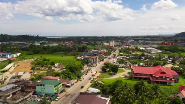 Strada e strade nella città di Tacloban, Filippine. Traffico auto, vista dall'alto . — Video Stock