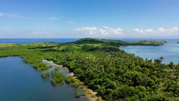 Tropiskt landskap, utsikt uppifrån. Stor tropisk ö med gröna kullar. — Stockvideo