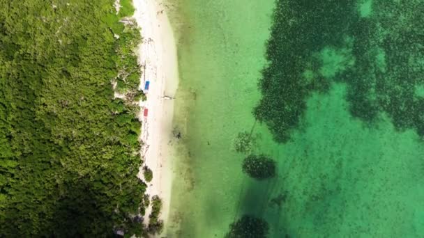 Mercan resifli bir lagün ve beyaz kumlu bir plaj, hava aracı. Caramoan Adaları, Filipinler. — Stok video