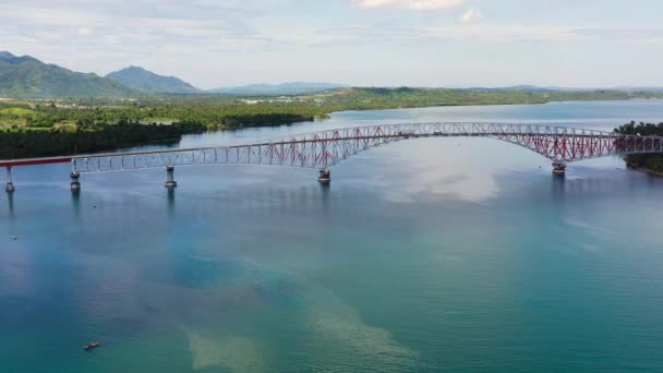 Most San Juanico: Nejdelší most na Filipínách. Silniční most mezi ostrovy, pohled shora. — Stock video
