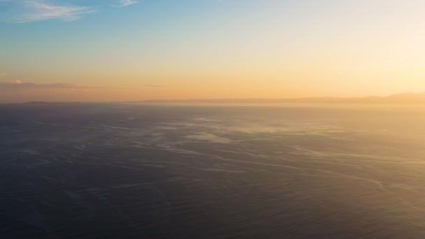 Прекрасний фон сходу сонця з різнокольорових променів на небі. Морський пейзаж рано вранці . — стокове відео