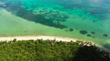 Mercan resifli bir lagün ve beyaz kumlu bir plaj, hava aracı. Caramoan Adaları, Filipinler.