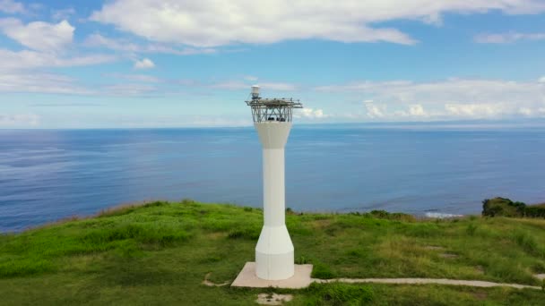 Farol numa colina junto ao mar, drone aéreo. Basot Island, Caramoa, Camarines Sur, Filipinas. — Vídeo de Stock