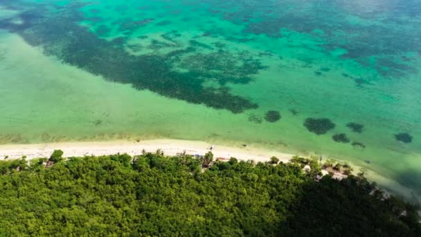 Una laguna con un arrecife de coral y una playa de arena blanca, un dron aéreo. Islas Caramoanas, Filipinas. — Vídeo de stock