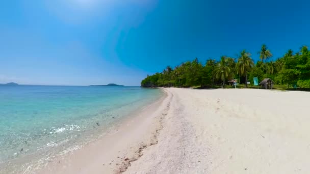 Isola tropicale con spiaggia e palme. Isola di Mahaba, Filippine. — Video Stock