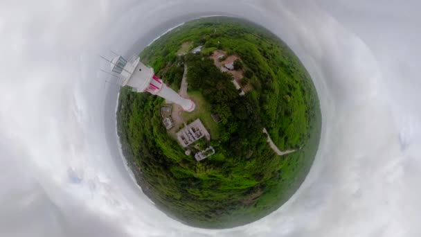 Faro en una isla grande, vista superior — Vídeos de Stock