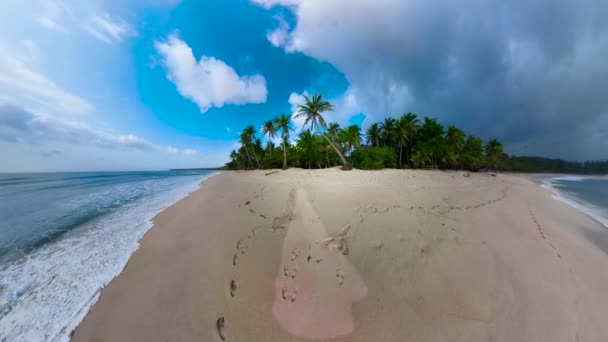 Tropický ostrov s pláží. Filipíny. — Stock video