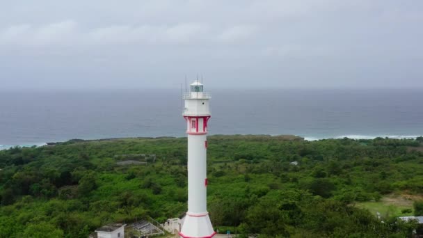 Cape Bolinao vuurtoren. Prachtig landschap, vuurtoren op het eiland Luzon. — Stockvideo