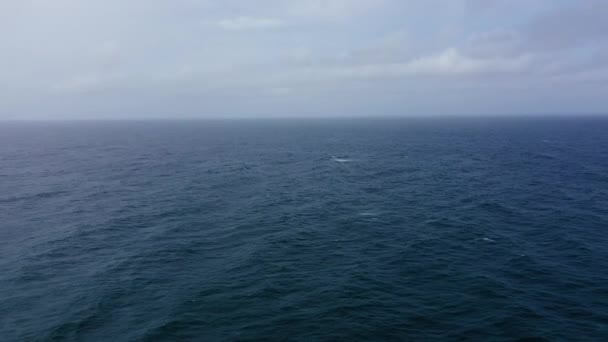 Dark blue sea and sky with clouds. — Stock Video