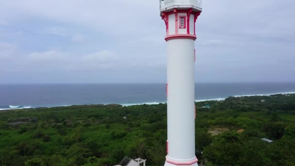 White tower lighthouse on a large island, top view. — Stock Video