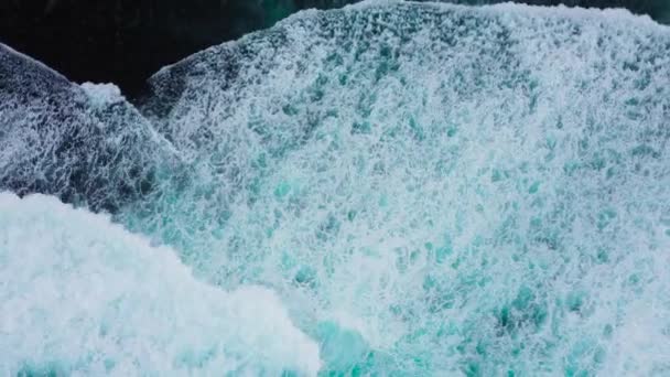 Kilátás az óceán hullámaira. Kék víz háttér. — Stock videók