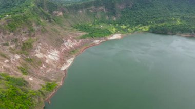 Taal Volkanı 'ndaki göl krateri. Filipinler.