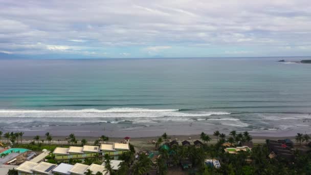 Piaszczysta plaża z turystami i surferami. Baler Filipiny — Wideo stockowe