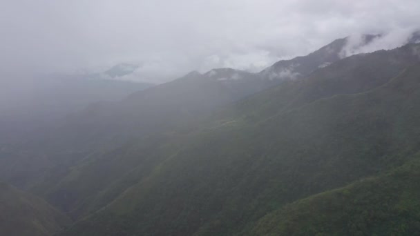 Forêt tropicale au sommet de la montagne. Nuages de pluie dans les hautes terres . — Video