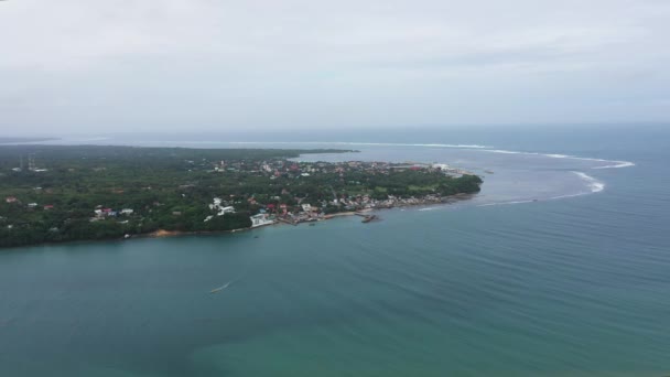 Город с отелями и пиром на острове, вид с воздуха. Город Болинао, остров Лусон . — стоковое видео