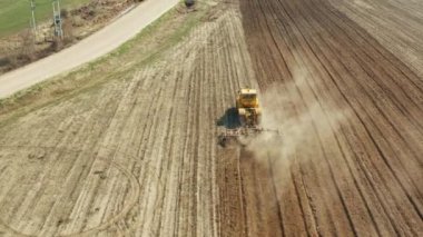 Çiftlik arazisinde diski olan traktör.