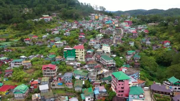 フィリピンの山岳地帯に位置するサガダの空中ビューの町。森に覆われた山々の間の谷の街. — ストック動画