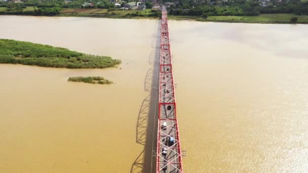 Le auto viaggiano sul ponte. Ampio fiume sull'isola di Luzon, Filippine, vista aerea. — Video Stock