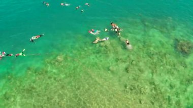 Turistler gölde, Filipinlerde, El Nido 'da şnorkelle yüzüyor..